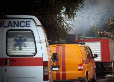 Ambulans, yangın kamyonu ve diğer acil araçlar satır arka görünümünde