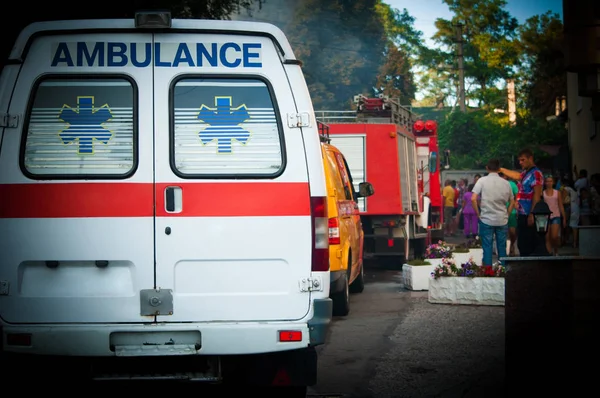 Ασθενοφόρο, πυροσβεστικό όχημα και άλλα αυτοκίνητα έκτακτης ανάγκης σε Προβολή γραμμής πίσω — Φωτογραφία Αρχείου