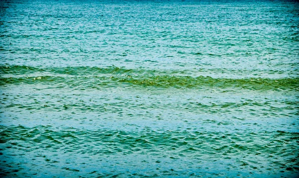 Mar azul con pequeñas olas de cerca — Foto de Stock