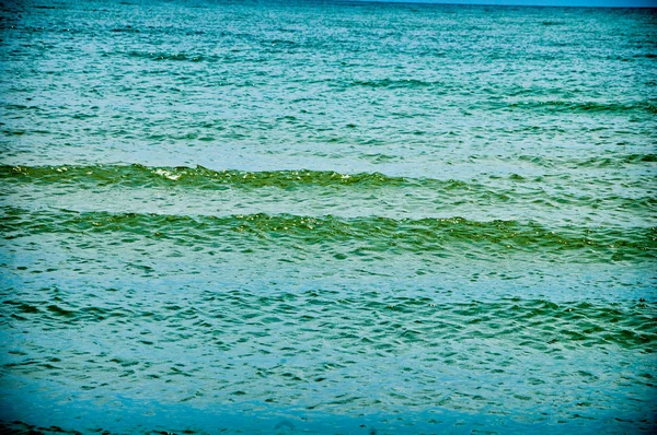 Kék tenger, kis hullámok közelről — Stock Fotó