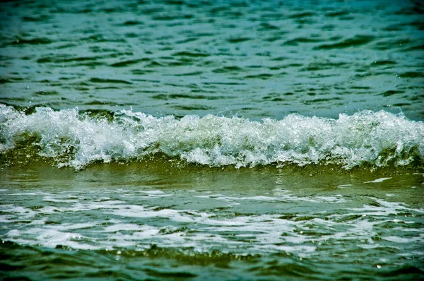 Mar azul com ondas pequenas fechar — Fotografia de Stock