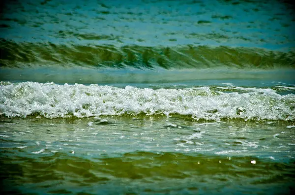 Mar azul con pequeñas olas de cerca — Foto de Stock