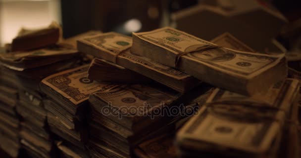 Geldbündel auf dem Tisch. Dollarschuss eines Stapels amerikanischer Banknoten, Geldbündel. US-Dollar ist offizielle Währung der Vereinigten Staaten