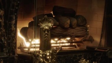 Ağır çekim yanan şömine. Sıcak sıcak yanan ateş içinde tuğla şömine yakın çekim. Rahat arka plan. 