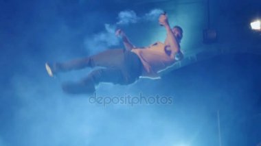 Akrobatik dans koreografi performans ücretsiz Runner Parkour geri çevirmek ağır çekim renkli duman sopa ile