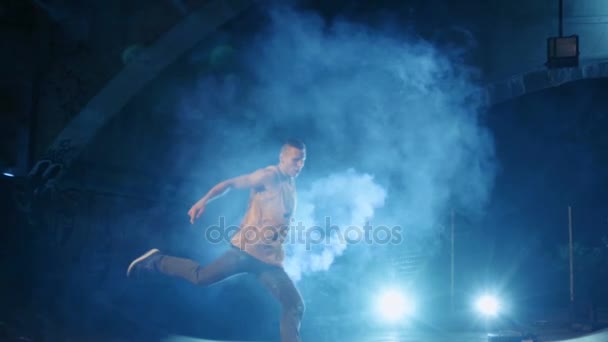 Akrobatik dans koreografi performans ücretsiz Runner Parkour geri çevirmek ağır çekim renkli duman sopa ile — Stok video