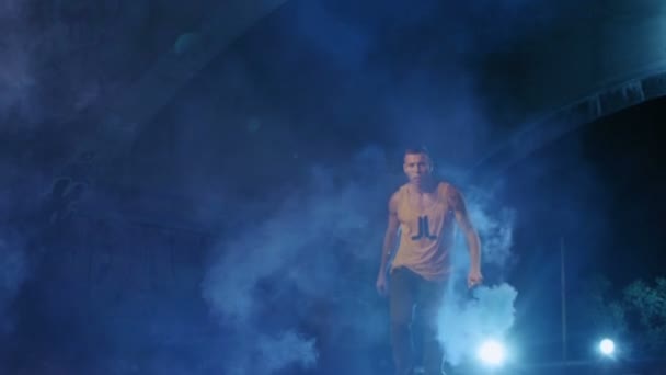 Akrobatikus tánc koreográfia teljesítmény ingyenes futó Parkour Back Flip lassított színes füst botokkal — Stock videók