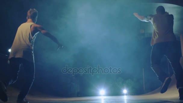 Coreografia de Dança Acrobática Performance Free Runner Parkour Back Flip Slow Motion — Vídeo de Stock