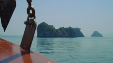 Güzel ıssız adaları Pasifik Okyanusu'nun ortasında. Vahşi Adaları, kayalık sahil. Tekne görüntüleyin. Maui, Tayland. Ada dağ Panoraması deniz yükselir 