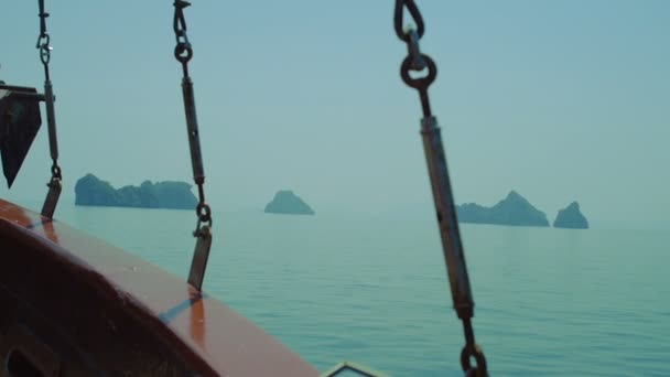 Belles îles désertes au milieu de l'océan Pacifique. Îles sauvages, côte rocheuse. Vue depuis le bateau. Maui, Thaïlande. Panorama de montagne insulaire s'élève au-dessus de la mer — Video