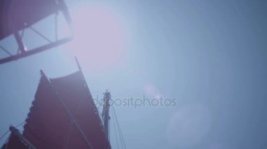 Büyük gemi yelken. Bir yelkenli dümen. Yelkenli tekne yat. Tayland Islands yakınındaki açık okyanus, kaba su üzerinde yelken gemi.