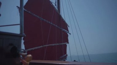 Büyük gemi yelken. Bir yelkenli dümen. Yelkenli tekne yat. Tayland Islands yakınındaki açık okyanus, kaba su üzerinde yelken gemi.