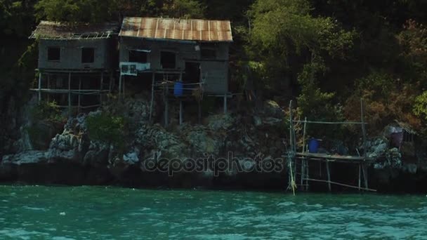 Güzel ıssız adaları Pasifik Okyanusu'nun ortasında. Vahşi Adaları, kayalık sahil. Tekne görüntüleyin. Maui, Tayland. Ada dağ Panoraması deniz yükselir — Stok video