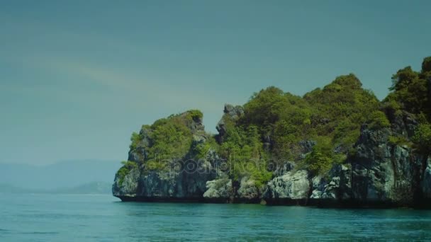 Güzel ıssız adaları Pasifik Okyanusu'nun ortasında. Vahşi Adaları, kayalık sahil. Tekne görüntüleyin. Maui, Tayland. Ada dağ Panoraması deniz yükselir — Stok video