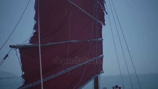 Zeil van groot schip. Roer van een zeilboot. Yacht zeilboot. Schip zeilen over ruwe water op de open oceaan in de buurt van Thailand Eilanden. — Stockvideo