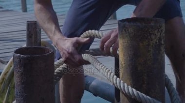 Kaptan güvertede büyük geminin bir direksiyon. Denizci bir yelkenli dümen. Yelkenli tekne yat. Tayland Islands yakınındaki açık okyanus, kaba su üzerinde yelken gemi.