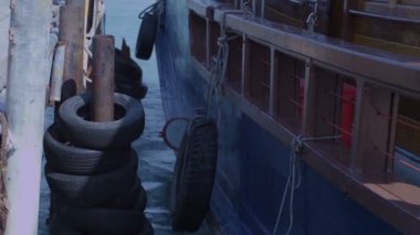 Tekne yelken iskele uzak. Gemiyi terk edemez bağlantı noktası. Yat Kulübü, bağlantı noktası. Yatlar koyulur. Güvenli liman, sakin su. Gemi limandan yüzüyor. Gemiden görüntülemek 