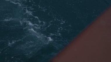 Tekne yelken iskele uzak. Gemiyi terk edemez bağlantı noktası. Yat Kulübü, bağlantı noktası. Yatlar koyulur. Güvenli liman, sakin su. Gemi limandan yüzüyor. Gemiden görüntülemek 