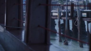 Tekne yelken iskele uzak. Gemiyi terk edemez bağlantı noktası. Yat Kulübü, bağlantı noktası. Yatlar koyulur. Güvenli liman, sakin su. Gemi limandan yüzüyor. Gemiden görüntülemek 