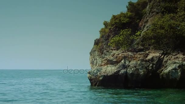 Beautiful Deserted eilanden in het midden van de Stille Oceaan. Wild eilanden, rotsachtige kust. Uitzicht vanaf de boot. Maui, Thailand. Panorama van eiland berg stijgt boven zee — Stockvideo