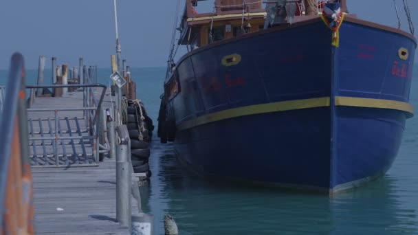 Thailand - 22. Mai 2015: Boot segelt von der Seebrücke ab. Schiff verlässt Hafen. — Stockvideo