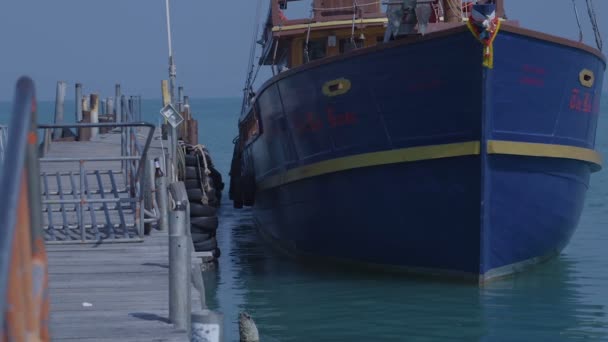 Thajsko - 22. května 2015: Lodní plachty od mola. Loď opustí přístav. 
