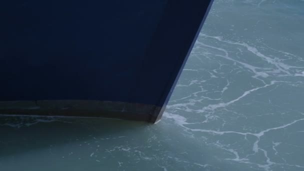 La barca salpa dal molo. La nave lascia il porto. Yacht club, porto. Gli yacht sono fermi. Porto sicuro, acqua calma. La nave nuota fuori dal porto. Vista dalla nave — Video Stock