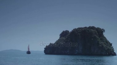 Bir yelkenli dümen. Yelkenli tekne yat. Tayland Islands yakınındaki açık okyanus, kaba su üzerinde yelken gemisi. Büyük gemi yelken. Güzel ıssız adaları Pasifik Okyanusu'nun ortasında. Vahşi Adaları, kayalık sahil.