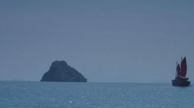 Bir yelkenli dümen. Yelkenli tekne yat. Tayland Islands yakınındaki açık okyanus, kaba su üzerinde yelken gemisi. Büyük gemi yelken. Güzel ıssız adaları Pasifik Okyanusu'nun ortasında. Vahşi Adaları, kayalık sahil.