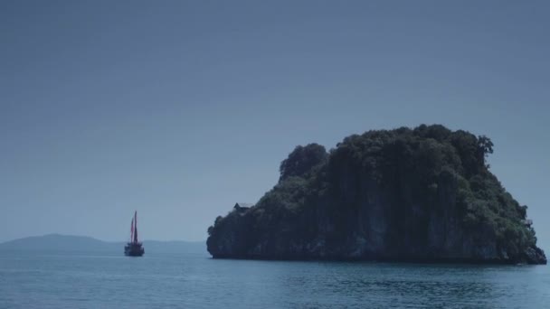 Helm of a sailboat. Sailing Boat Yacht. Ship sailing over rough water at open ocean near Thailand islands. Sail of large ship. Beautiful Deserted Islands in the middle of Pacific ocean. Wild islands, Rocky coast. — Stock Video
