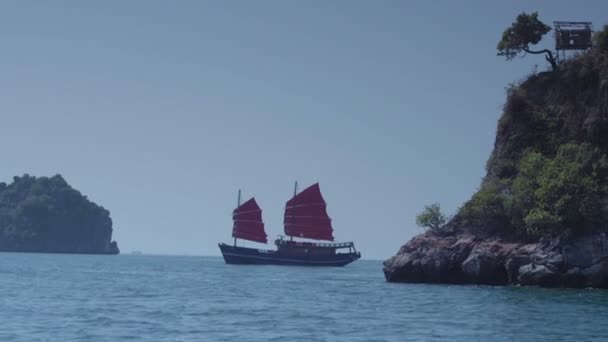 Helm of a sailboat. Sailing Boat Yacht. Ship sailing over rough water at open ocean near Thailand islands. Sail of large ship. Beautiful Deserted Islands in the middle of Pacific ocean. Wild islands, Rocky coast. — Stock Video