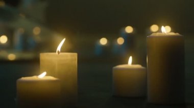 Bir sürü yerde mumlar yanan. Mumlar, yanan karanlık, cam Mumluk, sarı bir mum alevi mum stand yerde. 