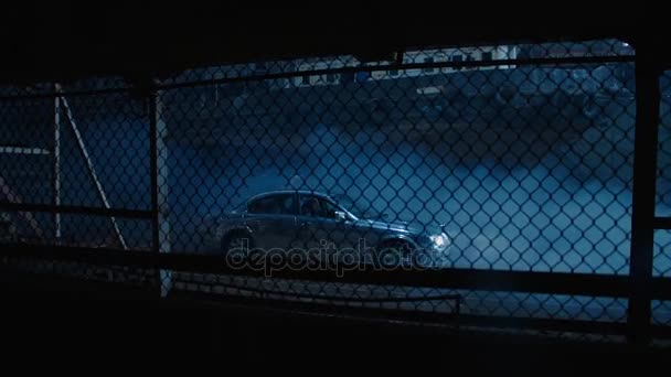 Auto fährt im Rauch durch das Fabrikgebäude. Ein fahrendes Fahrzeug schoss durch das alte Gebäude. verlassene Fabrik. Apokalyptische Szene mit zerstörter Lagerhalle. — Stockvideo