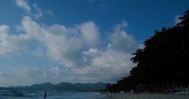 Pasifik Okyanusu üzerinde gökyüzü. Gündüz timelapse. Ada ve egzotik Beach Tayland, Maui.