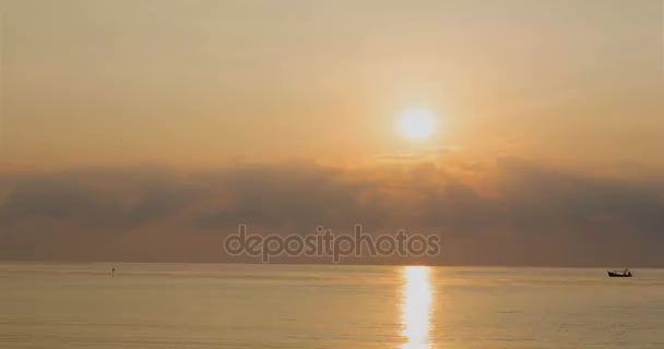 Sonnenuntergang am Strand am Pazifik. Zeitraffer bei Sonnenuntergang. Insel und exotischer Strand in Thailand, Maui. — Stockvideo