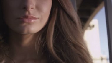 Güzel kız kalıyor ve çit köprünün altından yakınındaki positing. Sanayi Bölgesi moda videoshoot