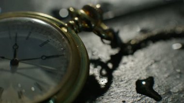 Ağır çekimde geçiyor klasik cep saati ayarlama. Küçük cep saati eller yakın çekim adam. Cep saati açılış el close-up. Makro çekim 