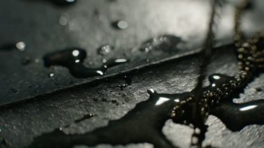 Ağır çekimde geçiyor klasik cep saati ayarlama. Küçük cep saati eller yakın çekim adam. Cep saati açılış el close-up. Makro çekim 