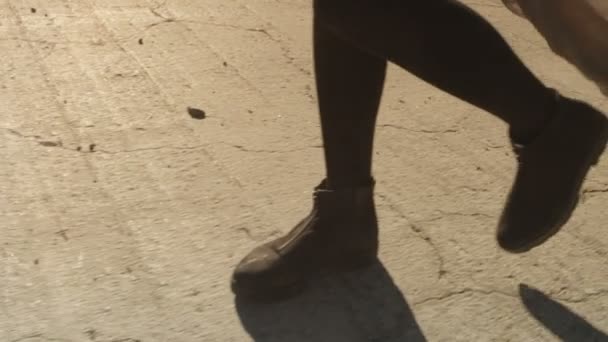 Όμορφο κορίτσι με το ύφασμα κυματίζει διατεινόμενοι, χορό, τρέξιμο, περπάτημα στην La River. Βιομηχανική περιοχή μόδας videoshoot. — Αρχείο Βίντεο