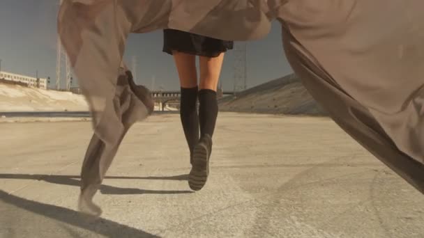Mooi meisje met de wuivende stof poneren, dansen, lopen, wandelen in de La-rivier. Industriezone mode videoshoot. — Stockvideo