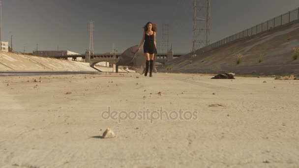 Bella ragazza con il tessuto ondulante positing, ballare, correre, camminare nel fiume LA. Area industriale moda videoshoot . — Video Stock