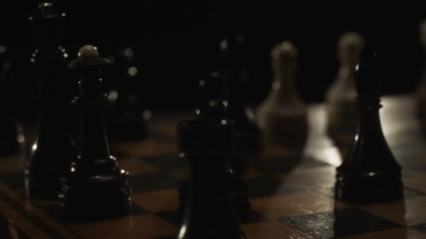 Jouer aux échecs gros plan, échiquier en bois. Échecs et pièces d'échecs 