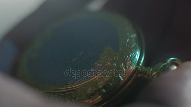 Réglage du mouvement lent de la montre de poche classique. Petite horloge de poche dans les mains de l'homme fermer. Gros plan sur la montre de poche à ouverture manuelle. Macro shot — Video