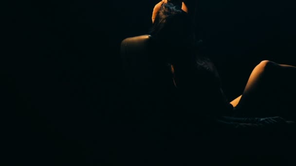 Belle Femme dansant sur chaise de bureau, Jeune Jolie Femme roulant sur la chaise .