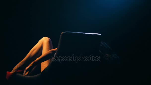 Belle Femme dansant sur chaise de bureau, Jeune Jolie Femme roulant sur la chaise .