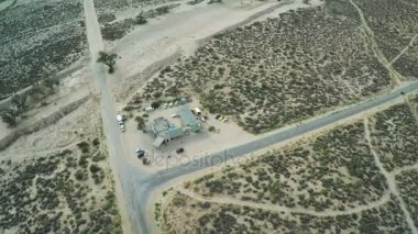 Crossroads çölde. Havadan görünümü. Gün batımında boş kırsal yolda araba araba.
