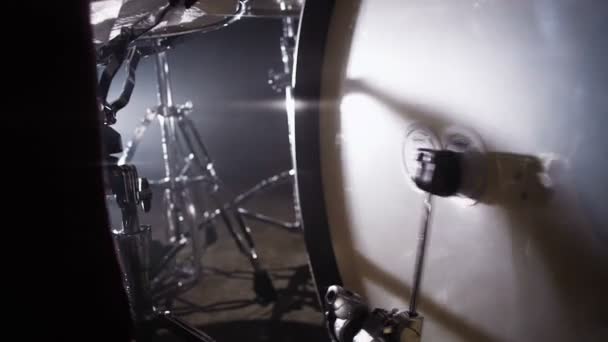 Primer plano del pie del baterista moviendo el pedal de bombo. Baterista Tocando en el escenario — Vídeo de stock