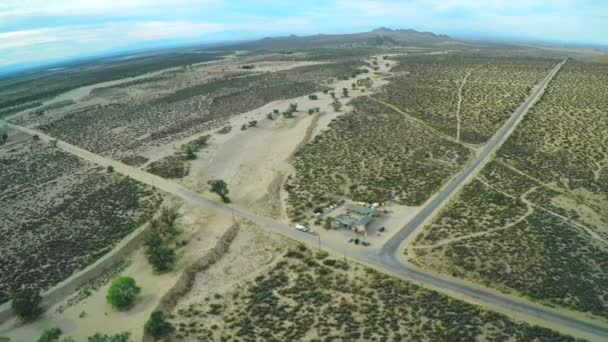A Crossroads a sivatagban. Légifelvételek. Autó vezetési üres vidéki út mentén a naplemente. — Stock videók