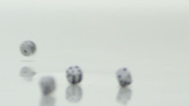 Coup de dés tombant au ralenti sur fond gris blanc. Jetez les dés 