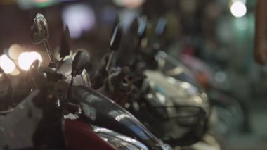 Maui, Tayland, Çin 'deki Gece Sokağında trafik yoğunluğu olan caddeye Çince ve İngilizce tabelalar asıldı